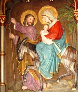 Das erste Bild fand ich in der katholischen Kirche St. Medard in Bendorf. Hier gibt es einen neugotischen Josefsaltar, der traditionsgemäß als rechter Nebenaltar aufgestellt ist. Die meisten Teile entsprechen dem traditionellen Josefsbild.Doch dann entdeckte ich das Bild, mit dem die Flucht nach Ägypten angedeutet wird.  Hier wird der starke Josef gezeigt. Er weiß den Weg, Mit seiner ganzen Kraft zieht er die kleine Gruppe in die richtige Richtung. „Da müssen wir hin! Nur dort werden wir gerettet.“ 