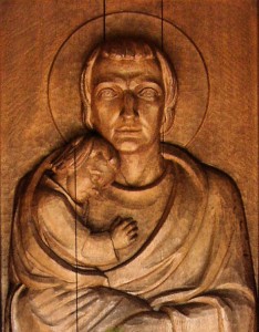 Das Das  dritte Bild stammt aus einer kleinen Eifelkapelle am Monschauer Dorfwanderweg (Mützenich). Es handelt sich um das Mittelbild eines Altarbildes, das 1942 der Bildhauer Haak aus Erkelenz geschnitzt hatte. Man spürt den Stil der Zeit. Der Kopf des Josef könnte auch von einer Heldenstatue stammen. Josef – ein jüngerer Mann mit einer modernen Frisur – schaut uns an. Er trägt das Jesuskind auf seinem Arm und wärmt es mit seinem Mantel. Bildnachweis: Webseite der Gemeinde. Prüfung durch TinEye. Vorbehalte für Autorenschaft wurden nicht festgellt.