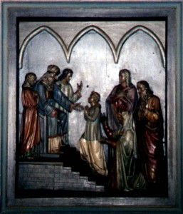 Doch Neben den  kanonischen Evangelien kursierten offensichtlich viele  Marien- und Josefsgeschichten, die ganz nach dem  Geschmack der Spätantike  romanhaft ausgestaltet waren. Mit dem Jakobusevangelium aus dem 2. Jahrhundert ist uns ein typisches Beispiel für diese Entwicklung erhalten geblieben.  Hier wird Maria als Tempeljungfrau in Jerusalem vorgestellt .