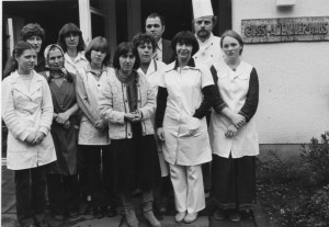 Maria Baldus (vorn mit Strickjacke) mit dem hauswirtschaftlichen Team und dem Psychologen Dr. Stefan Hoblea (1987)